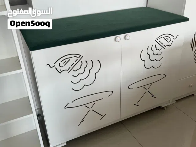 طاوله مكوى باللون الابيض