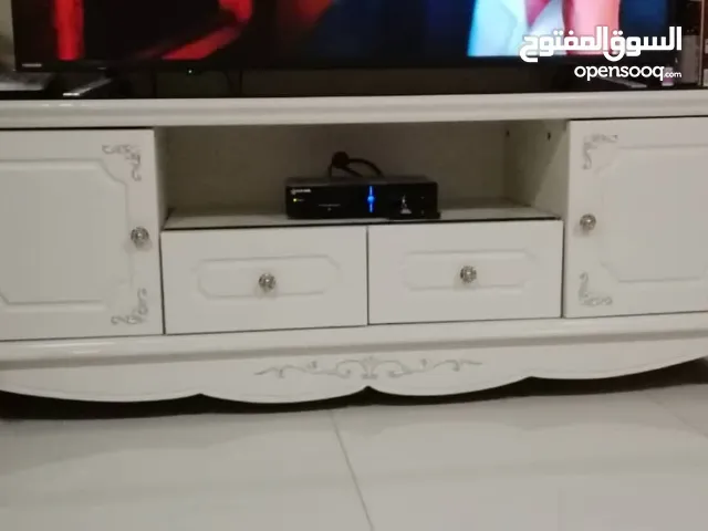 مكتبة تركية بيضاء مع الزجاج الطول متر ونص والعرض نص متر 110الف يمني