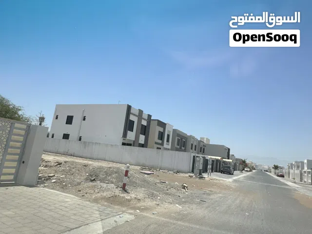 فرصه للبيع ارض بموقع مميز جميع الخدمات متوفر ولاية بركاء مزرع الحرث