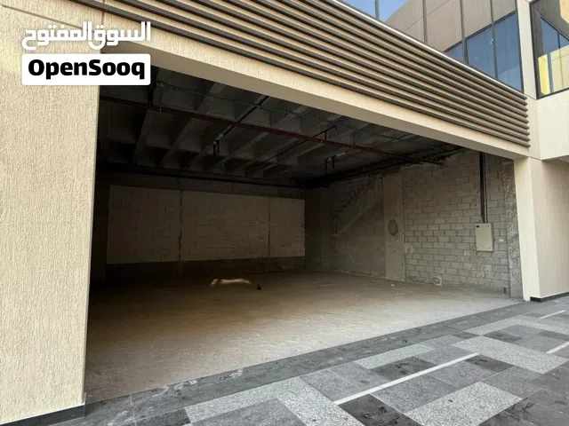 محل للإيجار بقسيمة جديدة بالمنطقة الحرة من المالك مباشرة بدون خلو او عمولة