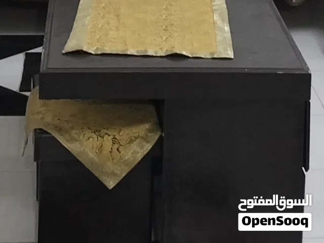 طاولة وسط مع 4 جانبيات