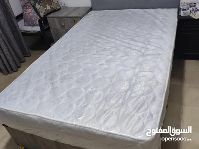 تخت وكوماندينة وحدة صغيرة وحدة كبيرة وفرشة وخزانة جداد استعمال شهر