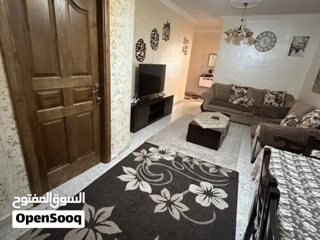 شقة جاهزة لسكن الفوري جميع الخدمات عليها 3 غرف نوم كبار وصالة كبيره ومطبخ جديد وحمام وبرندة مفتوحة