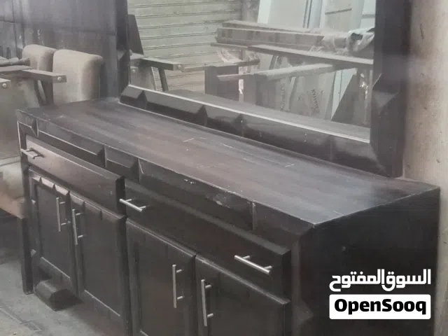 تسريحة دينسوار مع مرئاة تواليت خشب