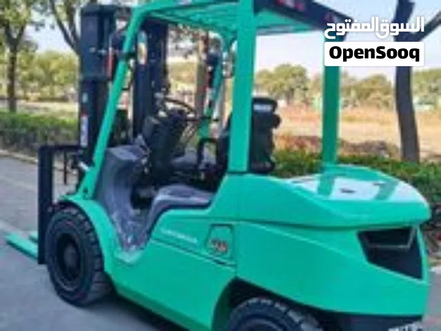 رافعه شوكيه مع ونش سطحه للايجار تحميل وتنزيل جميع انواع البضائع نقل البضائع خدمه 24 ساعه