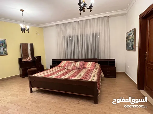 غرفة نوم خشب تشري مكونة من سرير مزدوج + توليت مع بمعناه + خزانة 6 درف مع امرأة بلجيكية
