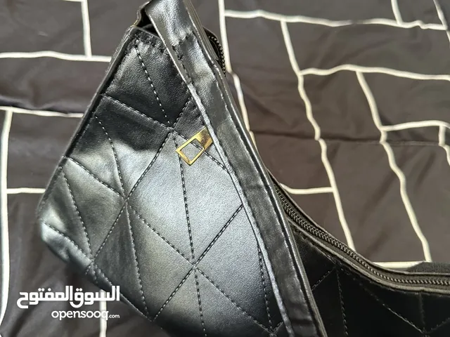 شنطة يد سوداء بتصميم هندسي (مربعات + مثلثات) - خفيفة وعصرية