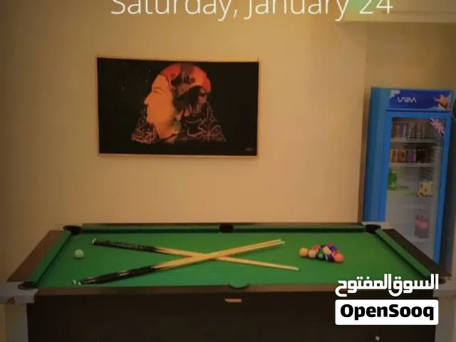 طاولة بلياردو أمريكية فاخرة للبيع بحالة ممتازة