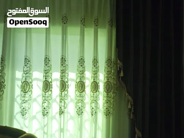 برادي عدد 3 شبابيك لون بني للحواف وبيج من الداخل مع بطانة وجودتها ممتازة استعمال بسيط جدا لا عيوب