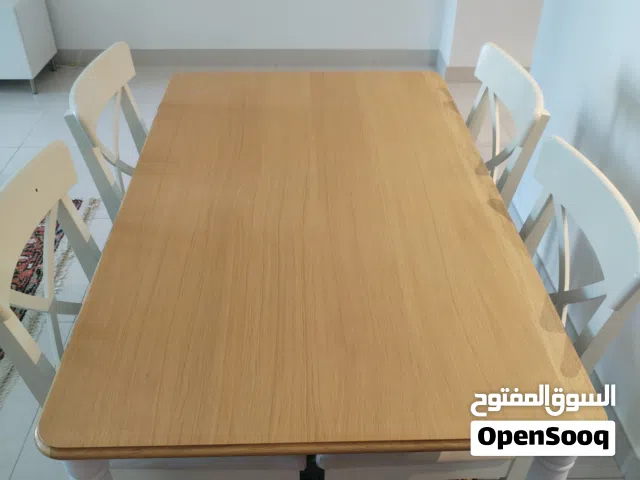طاولة طعام بيضاء من إيكيا حجم متوسط