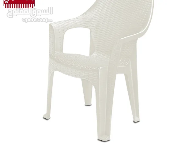 كرسي راتان بلاستيكي بذراعين قابل للتصفيت للاستعمال الداخلي و الخارجي