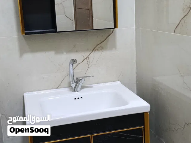 مغسلة حمام مع بطاريتها