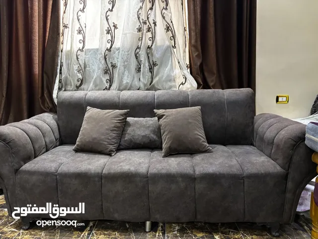 طقم كنب 7 مقاعد مع وسائدهم مستعمل بحالة ممتازة للبيع بسعر مغري