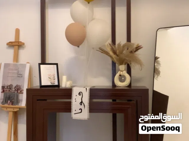 نفصل طاولات وخلفيه باسماء المواليد باللونين (ابيض -بني) للحفلات او الضيافه او الاثاث (الوصف)