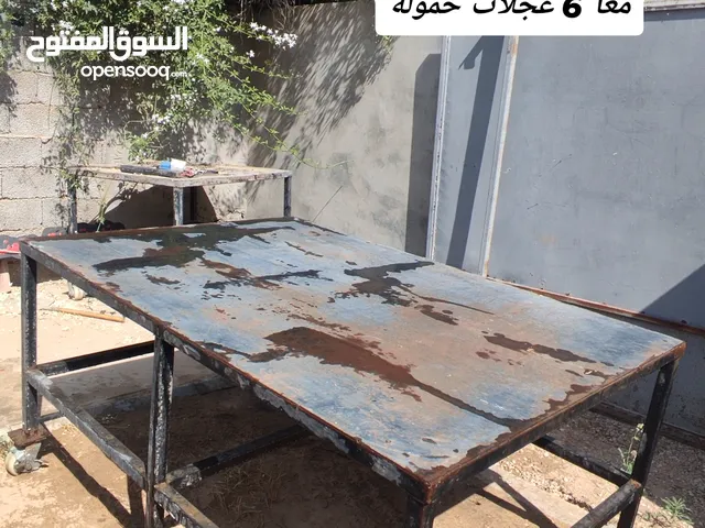 طاولات حديد مستعملات معا عجلات صناعيه حموله (للعلم أن الطاولات يمكنك استخدامها في اي شي )