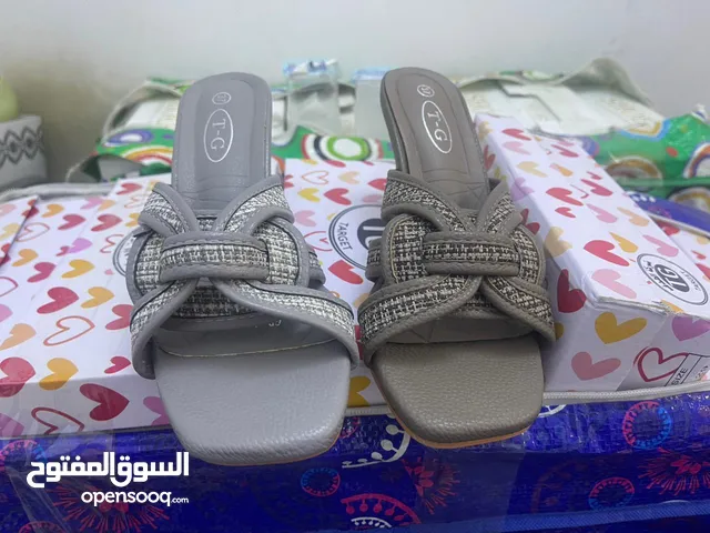 أحذية متنوعة تصفية محل القطعة على 5 آلاف أحذية جديدة بالكارتونة