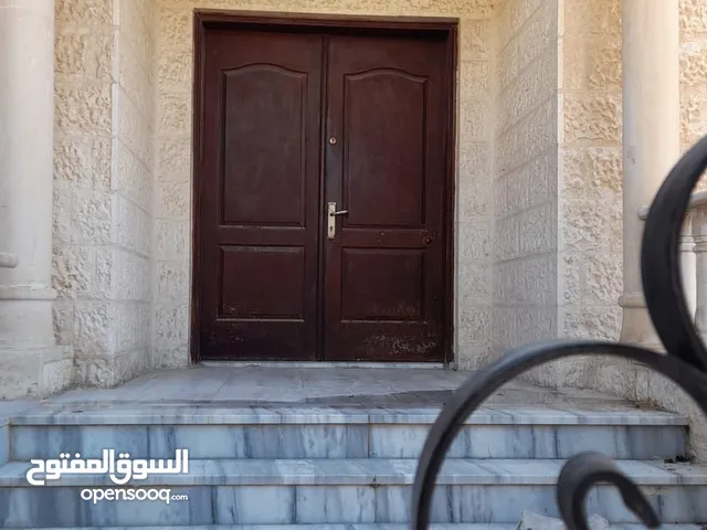 شقه من فيلا(غير مفروشة )للايجار طابق اول ب 360 ويوجد شقة صغيره طابق ارضي مدخل مستقل (غير مفروشة)150د