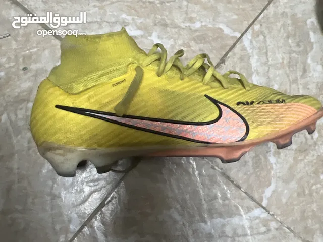 nike air zoom football shoes worth 1500qr were the colour is amazing