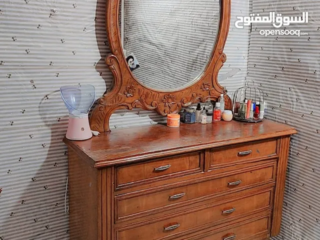 ميز مرايه مستعمل للبيع نظيف سعر 100 وبي مجال