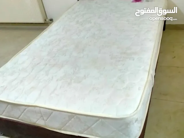 تخت مفرد ونص بوكس لون بني بحالة الوكالة مع فرشة ممتازة فرشة ريم
