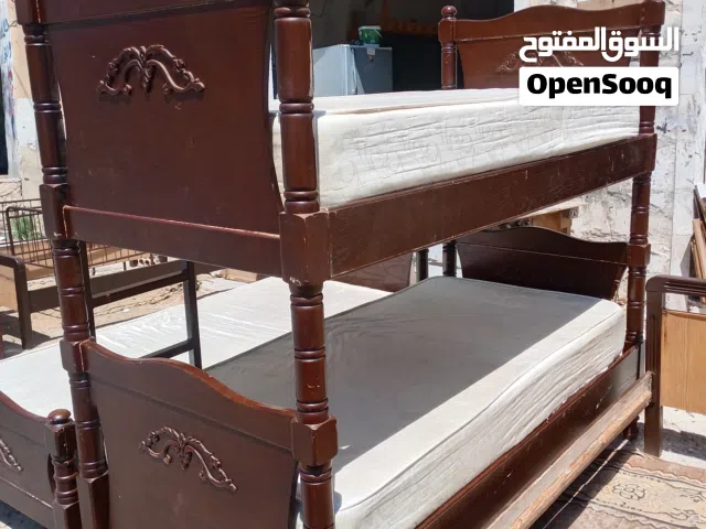للبيع تخت خشب طابقين وتخت مفرد مع فرشاتهم