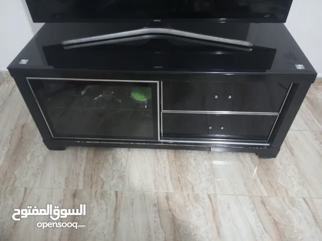 طاولة تلفزيون للبيع بحالة جيدة