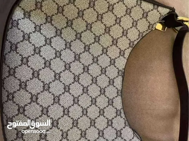 “للبيع حقيبة جديدة عالية الجودة تصميم فخم وأنيق بسعر مغري جداً”