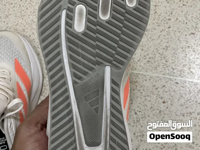 حذاء رياضي من ديداس اشتريته بالعرض وطلع عليي صغير شوي لبسته مرتين فقط