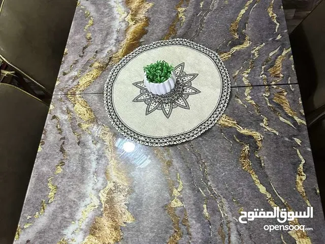 ميز طعام مع اربع كراسي