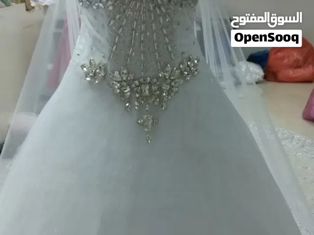 فستان زفاف ابيض جديد جميل ومميز السعر قابل لتفاوض