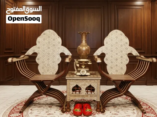 كرسي صدف شغل قديم عدد 2 مع طاولة بحالة جيدة جداً للمهتمين بالتميز
