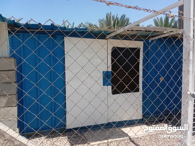 حاوية للبيع ألطول أربعة ونص متر والعرض اثنين ونص متر الأرضية صبة خرسانية