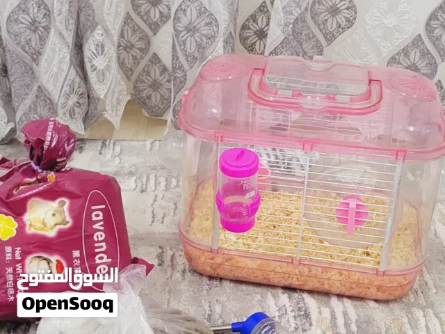قفص همستر لون شفاف ووردي مستخدم نظيف جداااا مع جميع أغراضه وطعامه للبيع