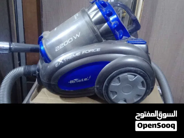 مكنسة كهربائية بحالة ممتازة 2200وط  يطالي