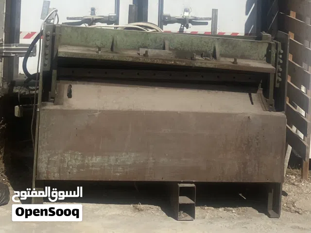 مقص كهربائي 3 فاز نوعيته تشيكي بقص لغاية سماكة 2 ملم عرض متر وربع للبيع بسعر مغري اقل من سعر السوق