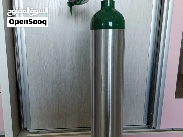 جرة اوكسجين سعة 4.6 لتر معبأة ومعها منظم بحالة ممتازه للبيع