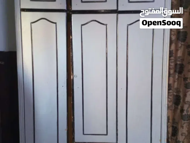 خزانه 3 ضرفات طابقين مع جوارير خشب لاتيه وطقم كنب 4 مقاعد ثنائيه ومفرد 2 65 دينار