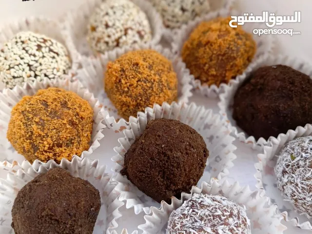 كرات التمر المحشيه بأشهى الحشوات اللذيذه والفاخره وتكون مغطى بأنواع مختلفه من المطييات