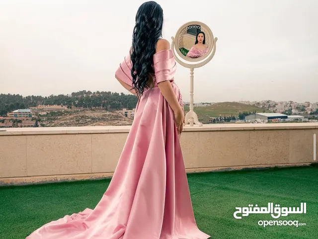 فستان مميز وفخم خطبة او عرس او سهرة بتصميم فاخر ومصمم باجود انواع القماش