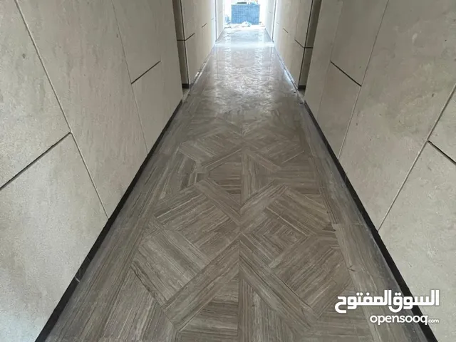 رخام وحجر طبيعي داخلي وخارجي – توريد، قص، تشكيل، وتركيب احترافي للمشاريع السكنية والتجارية