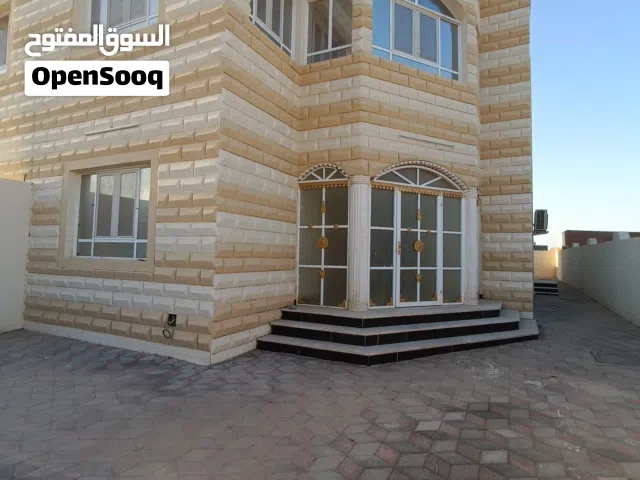 للبيع توين فيلا 2 في المعبيلة الثامنة في أول خط بعد الدوار الأول مباشره