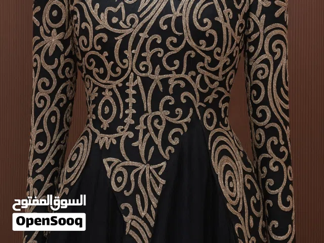 فستان اسود ملكي بتطريز لامع
