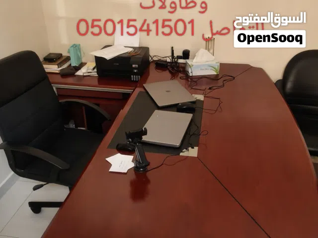 مكتب مع كراسي وطاولتين وكبت للبيع في رأس الخيمة