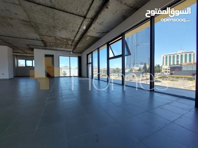 مكتب طابق ثاني طابقي بواجهات زجاجية للايجار في صويفية بمساحة مكتب 348م
