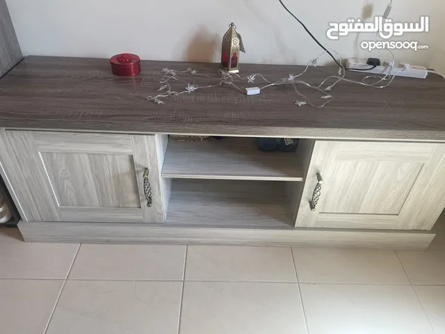 خزانة تلفزيون 1.5 متر تناسب حتى 65 إنش من هوم بوكس. استخدام خفيف جدا لا يوجد اي عيوب