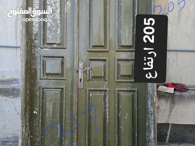 باب خشب وشباك المنيوم