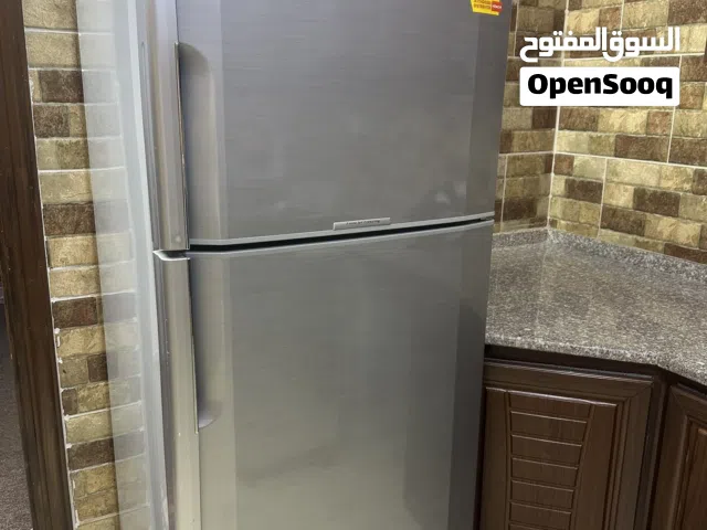 ثلاجة هيتاشي بحالة الجديد  حجم وسط  بسعر مغري 220 دينار