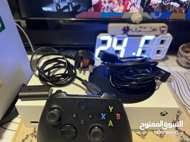 Xbox series S مستعملة جدا جداً نضيف و غير مفتوحه ولا في إي ضربة بدون كارتون بس معا جميع الاغراض