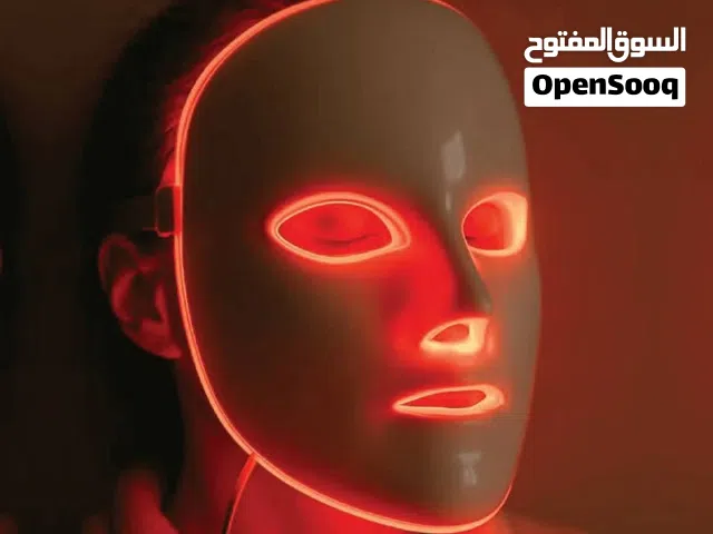 قناع بتقنية الضوء متعدد الألوان يمنح بشرتك إشراقة، نضارة، وشباب دائم