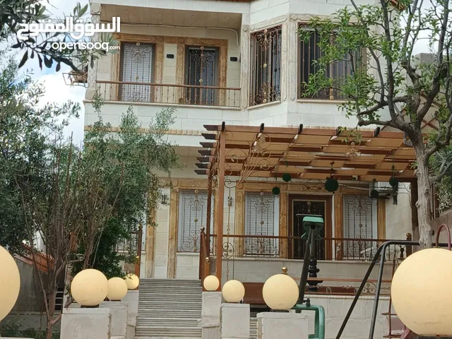 شقة مع مسبح داخلي طابق اول طابق ثاني غرفتين نوم وصاله ومطبخ وحمام عدد2 وبلكونه. طابق استديوامع ترس